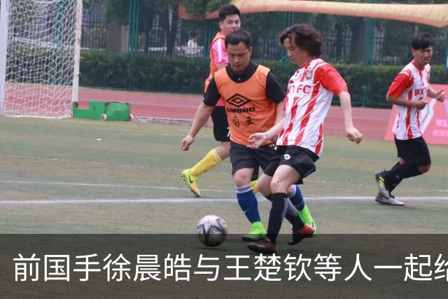 前国手徐晨皓与王楚钦等人一起给马龙、梁靖崑庆生，疑似透露北京队只有他一人是单身，引发球迷热议